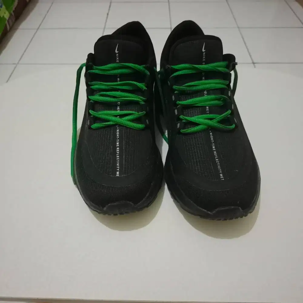 Sepatu Olahraga Lari Nike Hitam