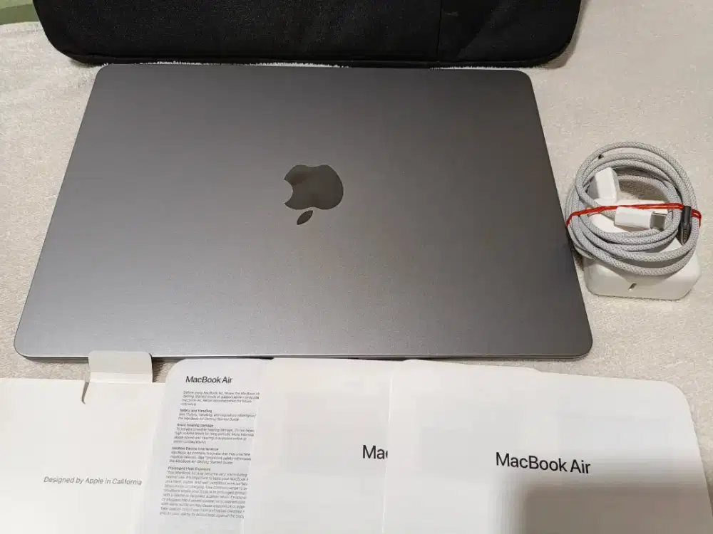 Macbook Air M2 pembelian Nov 2024 mulus seperti baru no minus