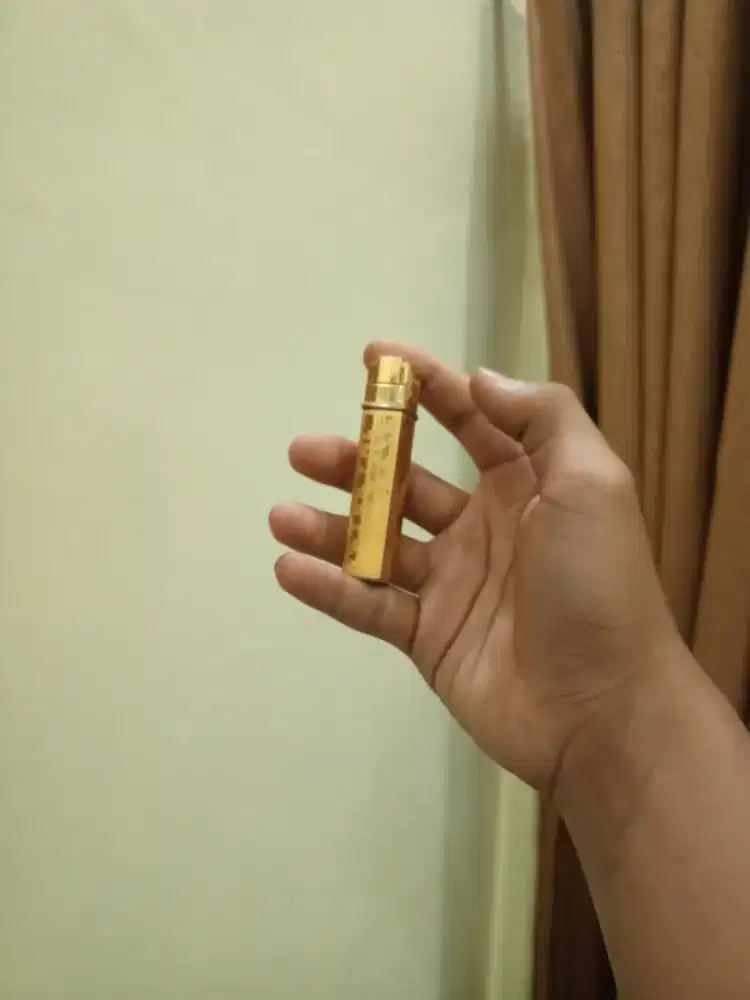 Korek Givenchy lapis emas