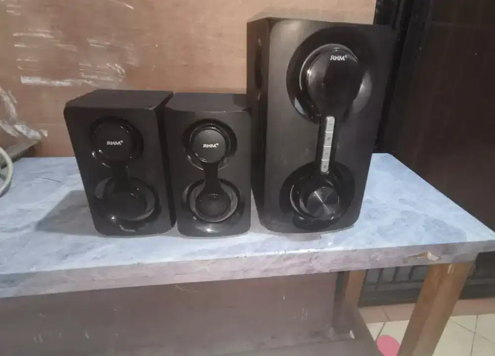 Satu set speaker aktif multimedia merk RHM Tipe RM-9150