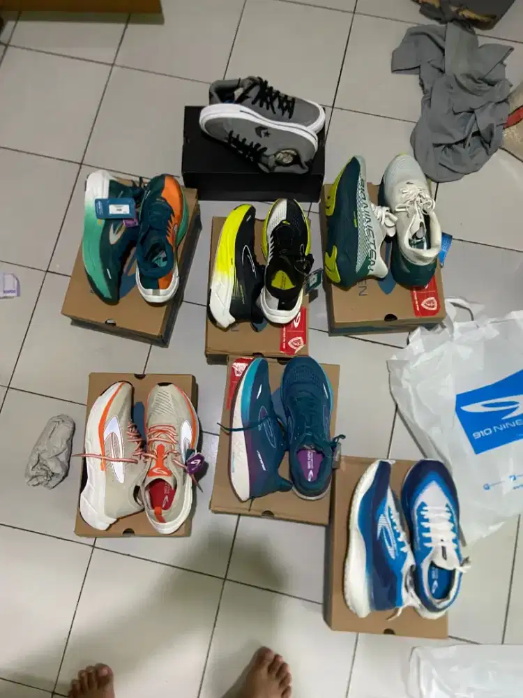 Sepatu running 910 nineteen bu