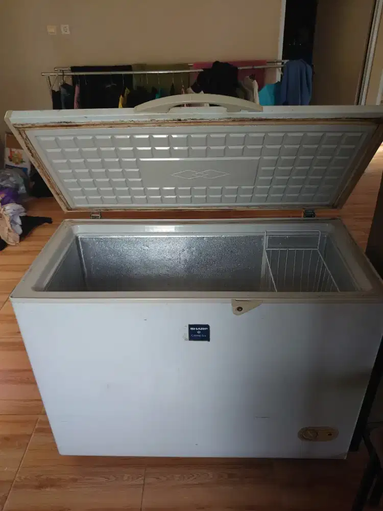 Freezer Box Merk Sharp 300liter