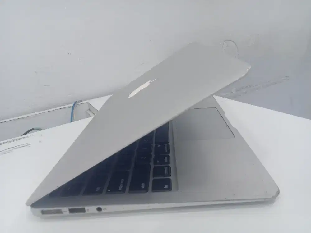 Macbook air 2014 11,in  ram 4 GB SSD 120 GB