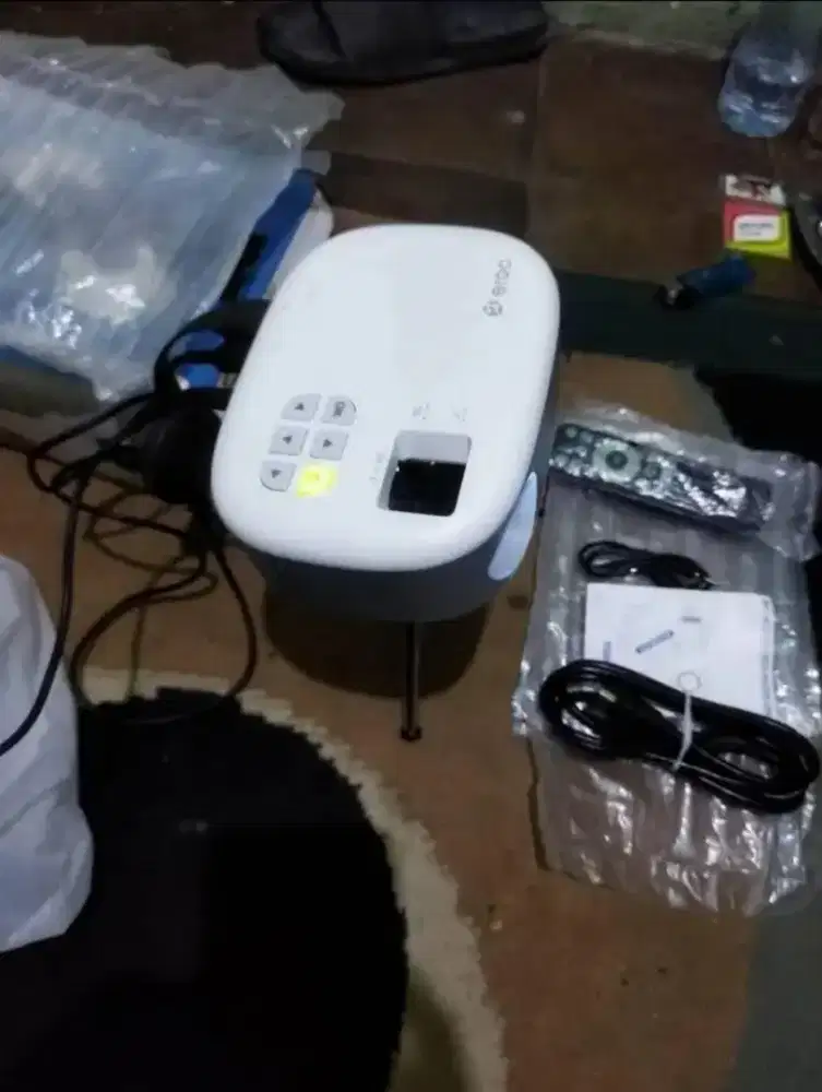 Proyektor merk eroc movie