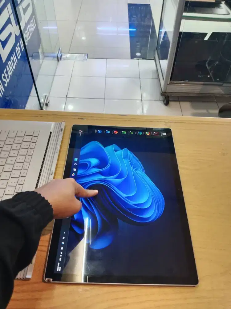 BISA DI JADIKAN TABLET LAPTOP MICROSOFT SURFACE BOOK 2 CORE i7 GEN 8