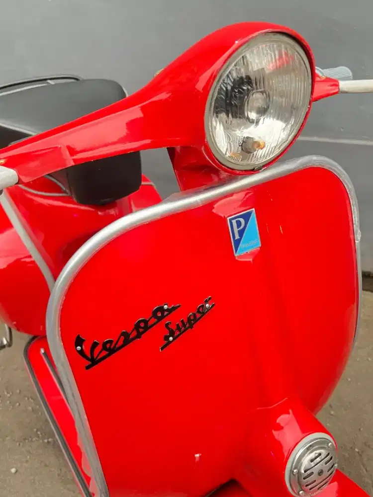 Vespa super 66 red edition