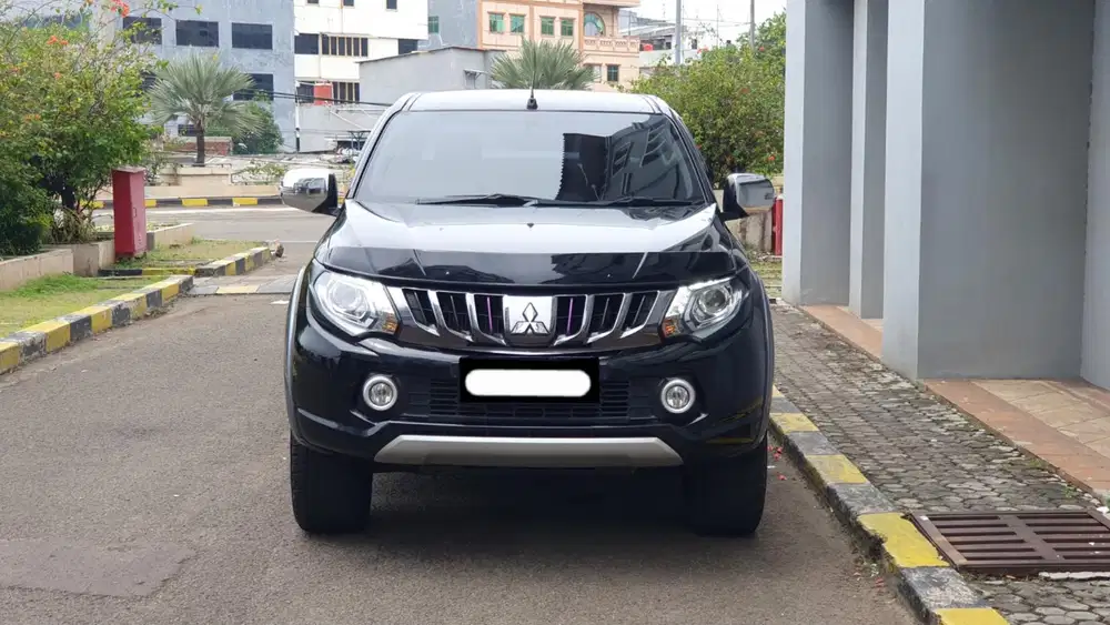 Km37rb mitsubishi triton double cabin exceed awd 2018 pakai 2019 hitam