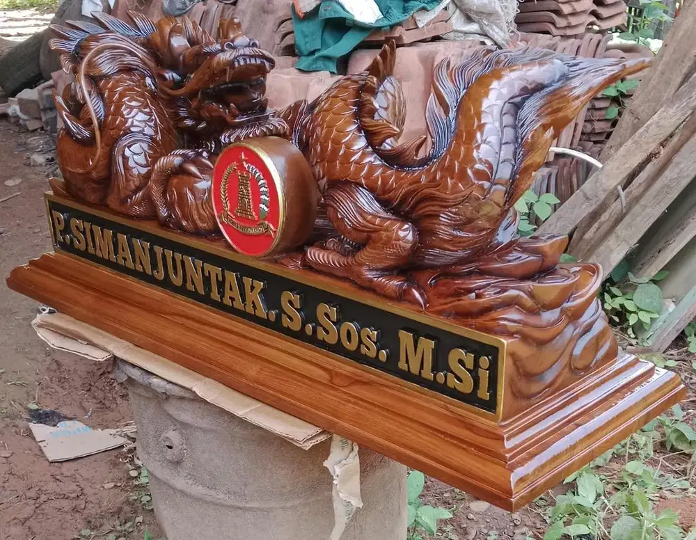 Papan nama meja kantor motif naga mewah material full kayu jati