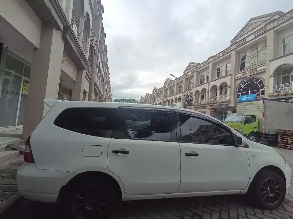 Livina / grand livina SV 4x2 A/T 2013 Putih