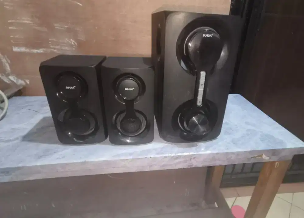 Satu set speaker multimedia merk RHM Tipe RM-9150