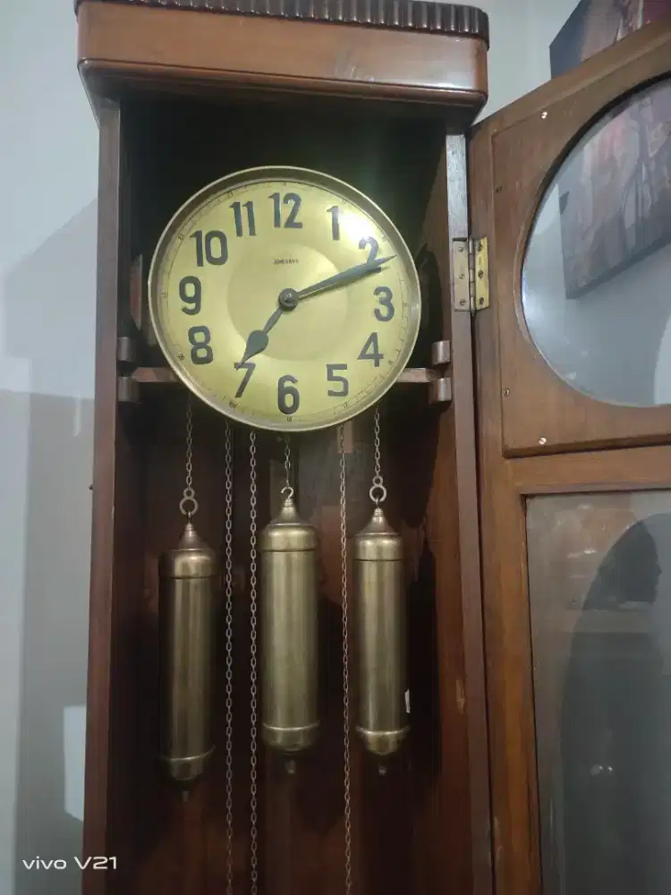 Jam berdiri Junghans Antik.