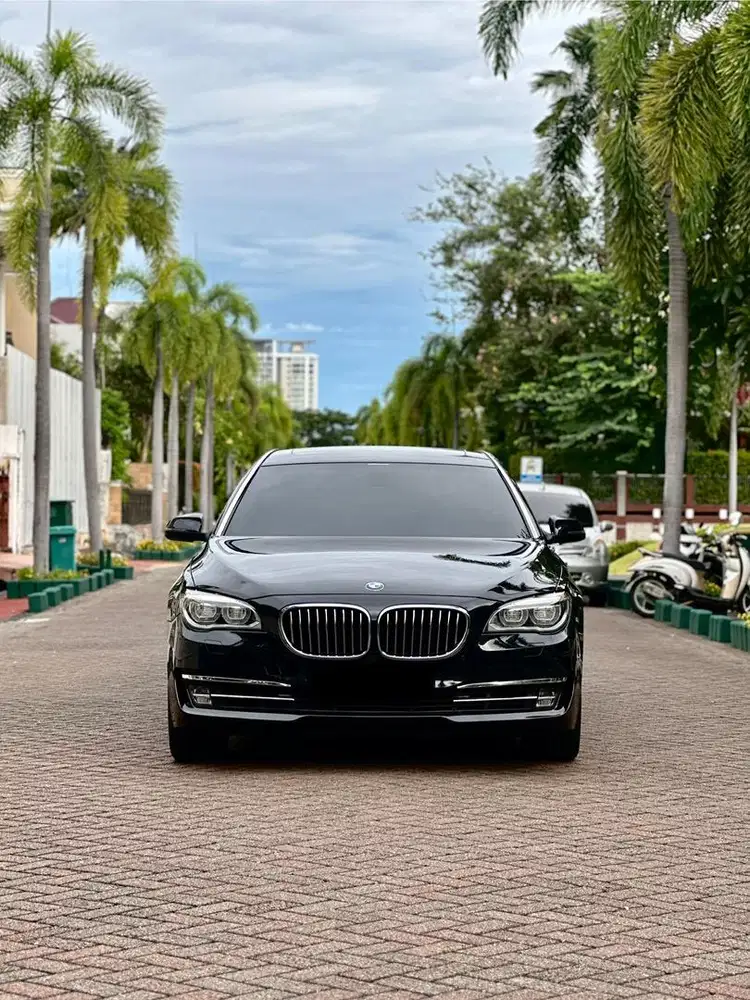 CASH BMW 740Li Individual Package 2014 Low KM Like New