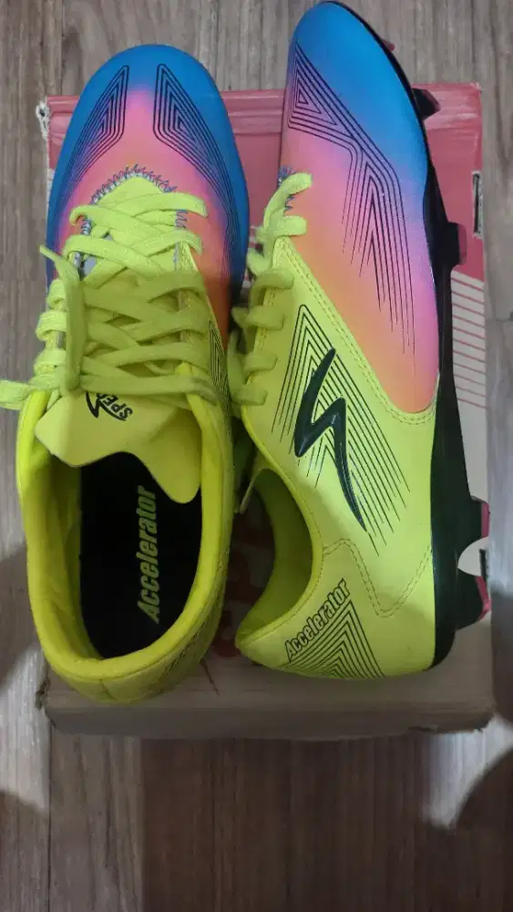 Sepatu olahraga specs