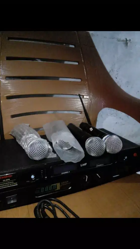 Aksesoris mic wireless merk shure keduanya masih bagus hidup .