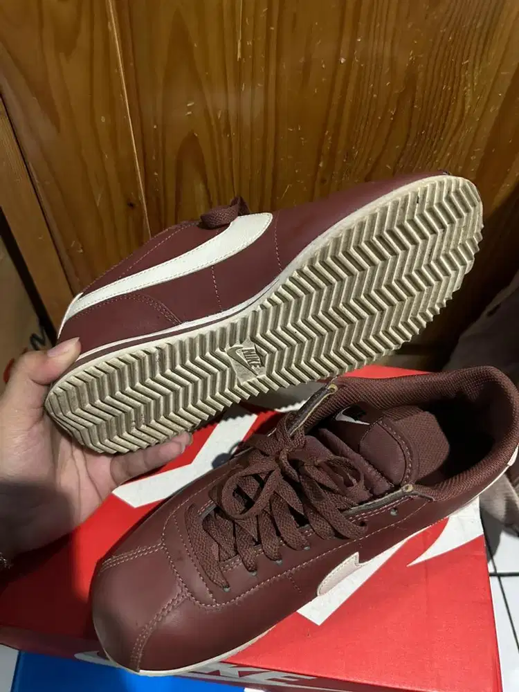 SEPATU NIKE MAROON