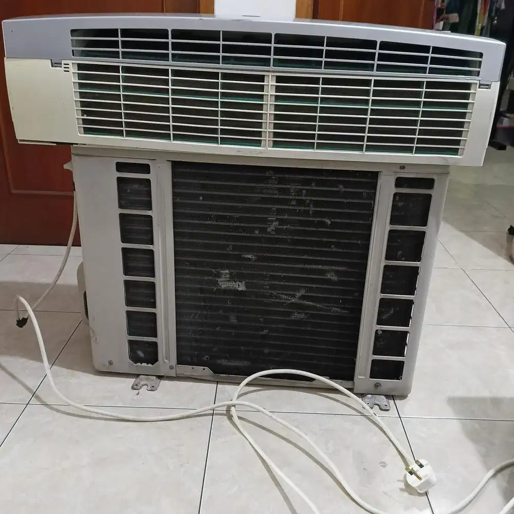 Ac sharp 2 pk kondisi sangat baik