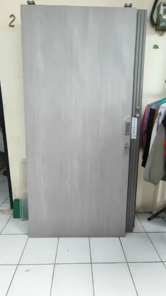 Pintu geser bahan kayu tebal lapis PVC warna abu hitam, lengkap rel