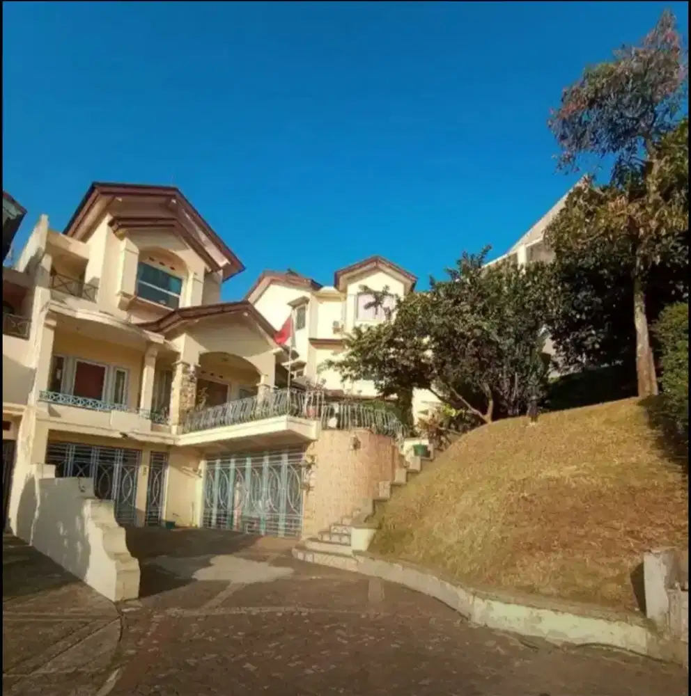 Rumah Besar Nyaman di Kawasan Dago Bandung