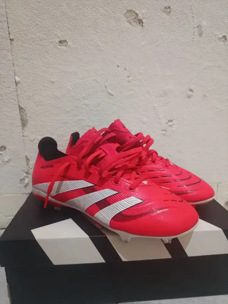 Sepatu bola Adidas predator League
