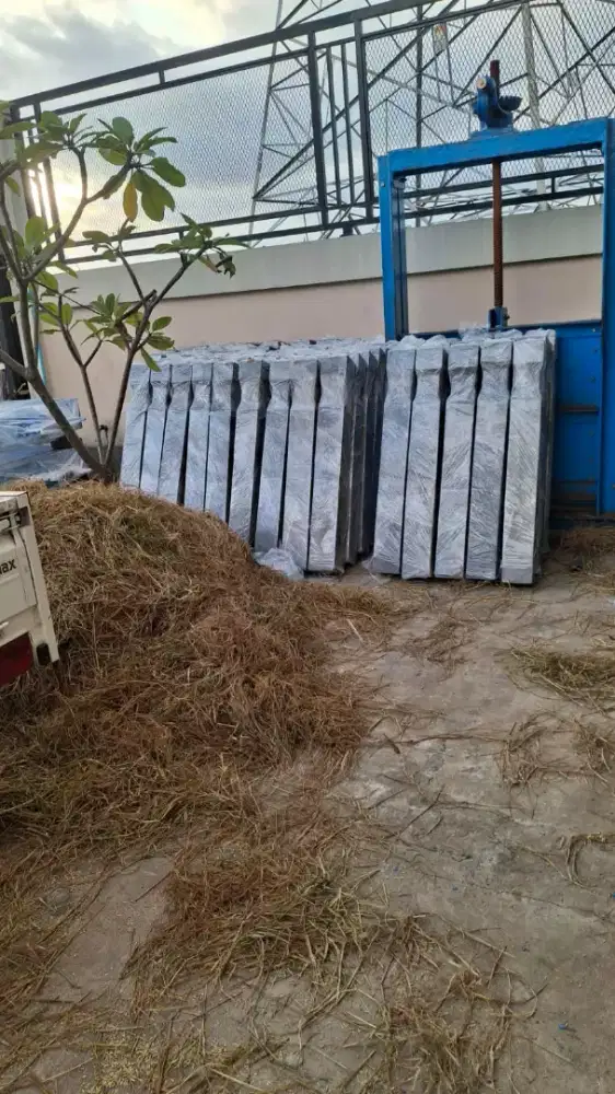 Pembatas pejalan kali atau bolard pembatas trotoar jalan raya