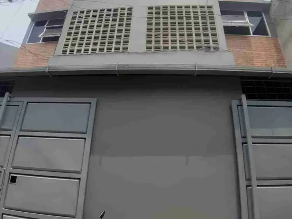 JUAL RUMAH 3 LANTAI 3 KITCHEN SET 2 KAMAR PER LANTAI. COCOK UNTUK TEMPAT KOST / PENGINAPAN DI KARTINI, JAKARTA PUSAT