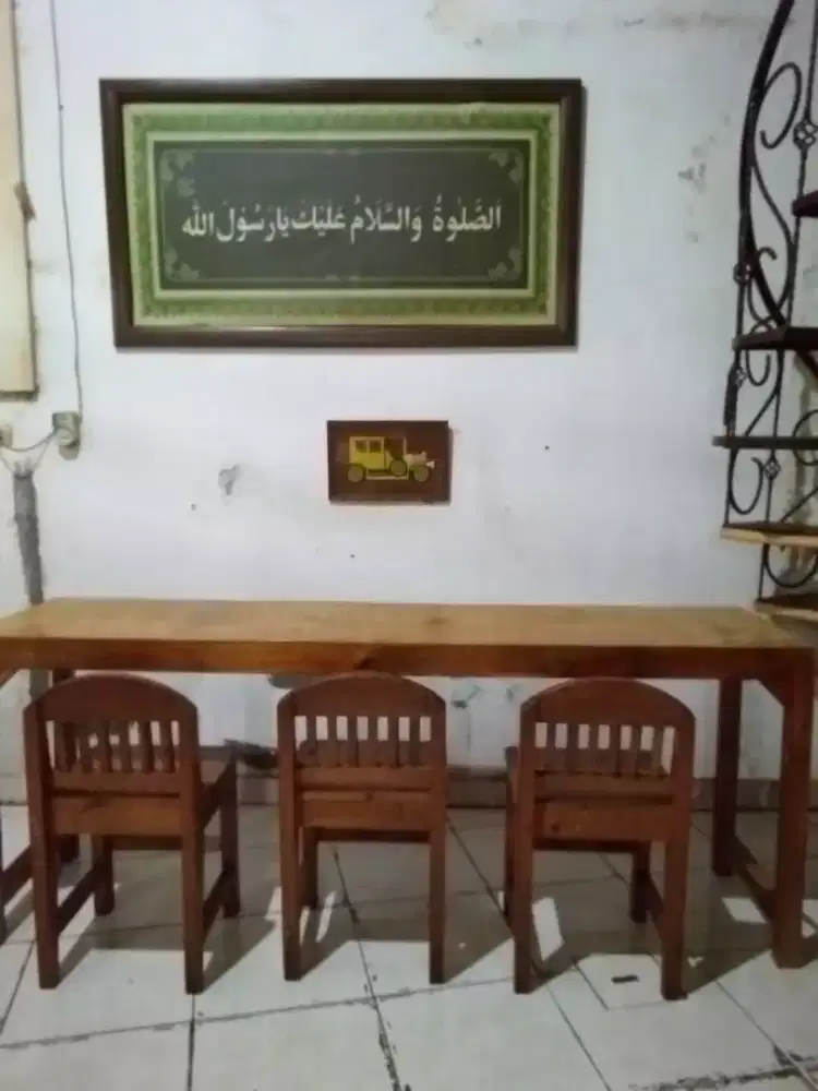 dijual satu set  meja dan kursi