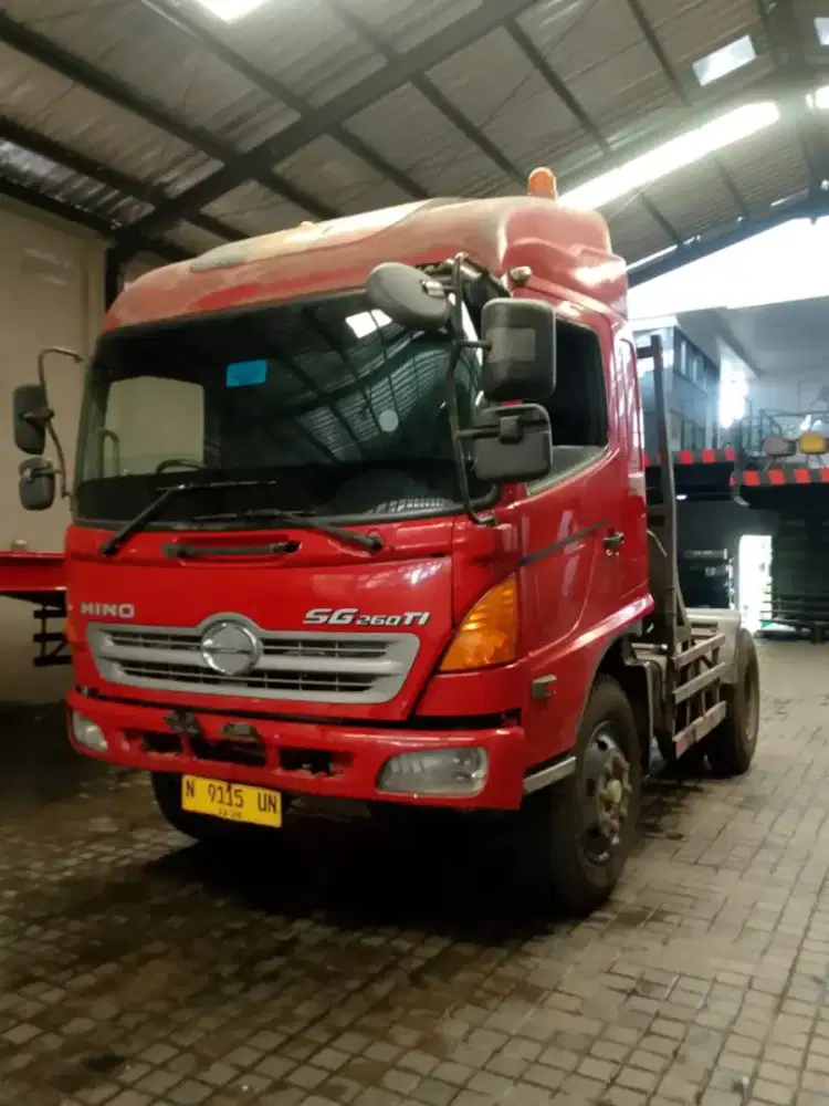 Head trailer hino SG 260 TI 2013