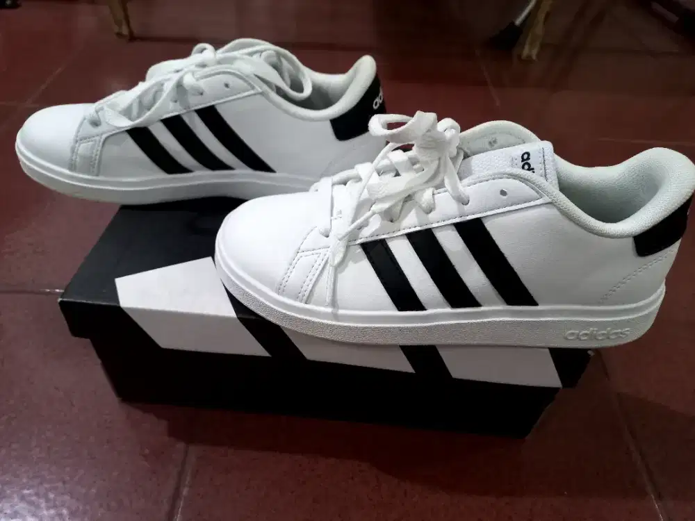 Sepatu OlahRaga / Sneakers merk Adidas