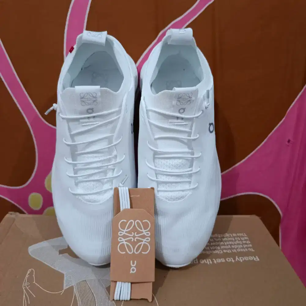 On Cloud (OC) Loewe Fullwhite

Size 39