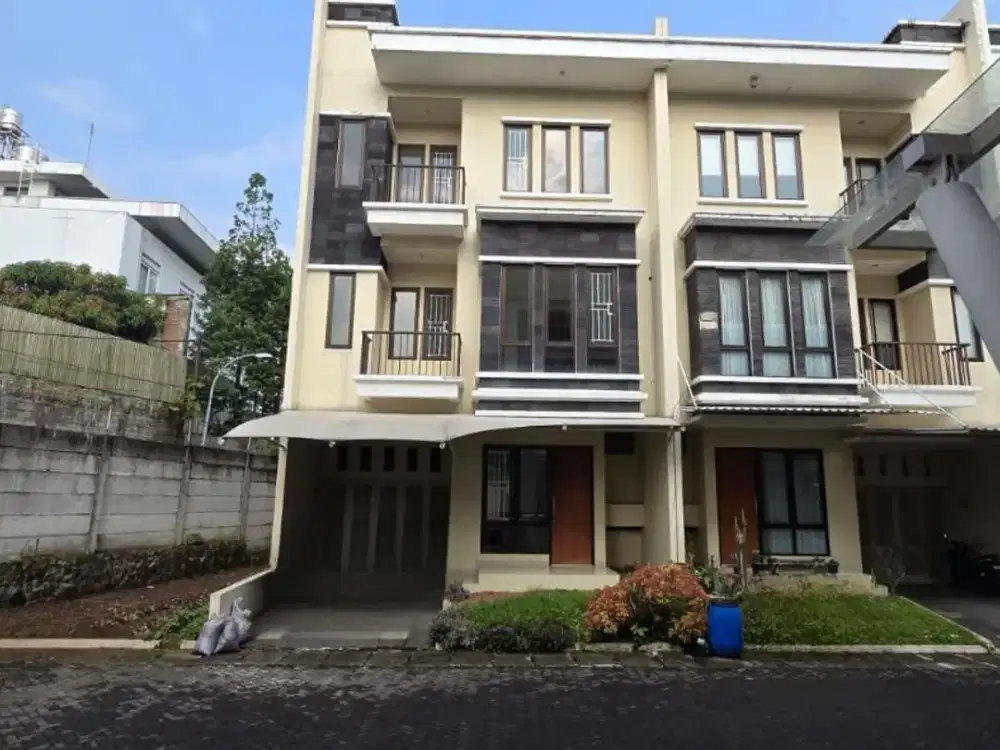 Dijual Rumah Bagus 3 Lantai di Komplek Setraduta