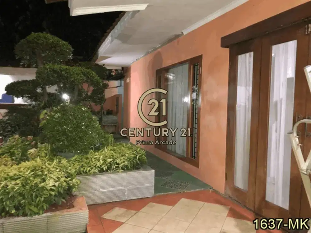 Rumah Dengan Halaman Belakang Luas Asri Nyaman Aman Dekat Pos Sat