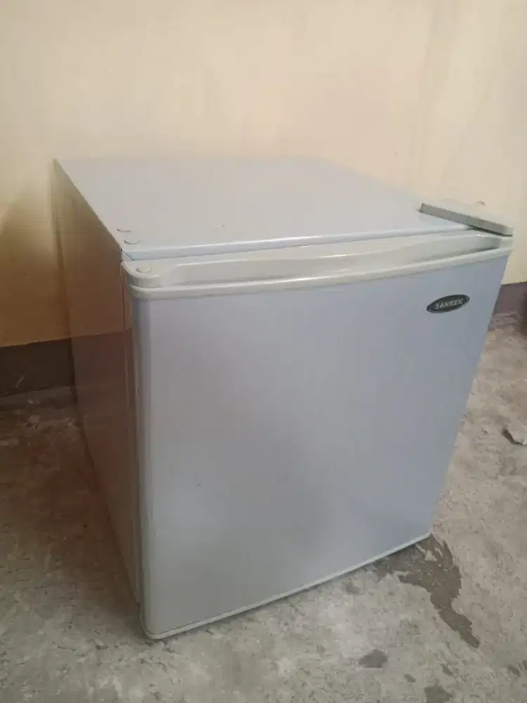 dijual kulkas mini merk sanken