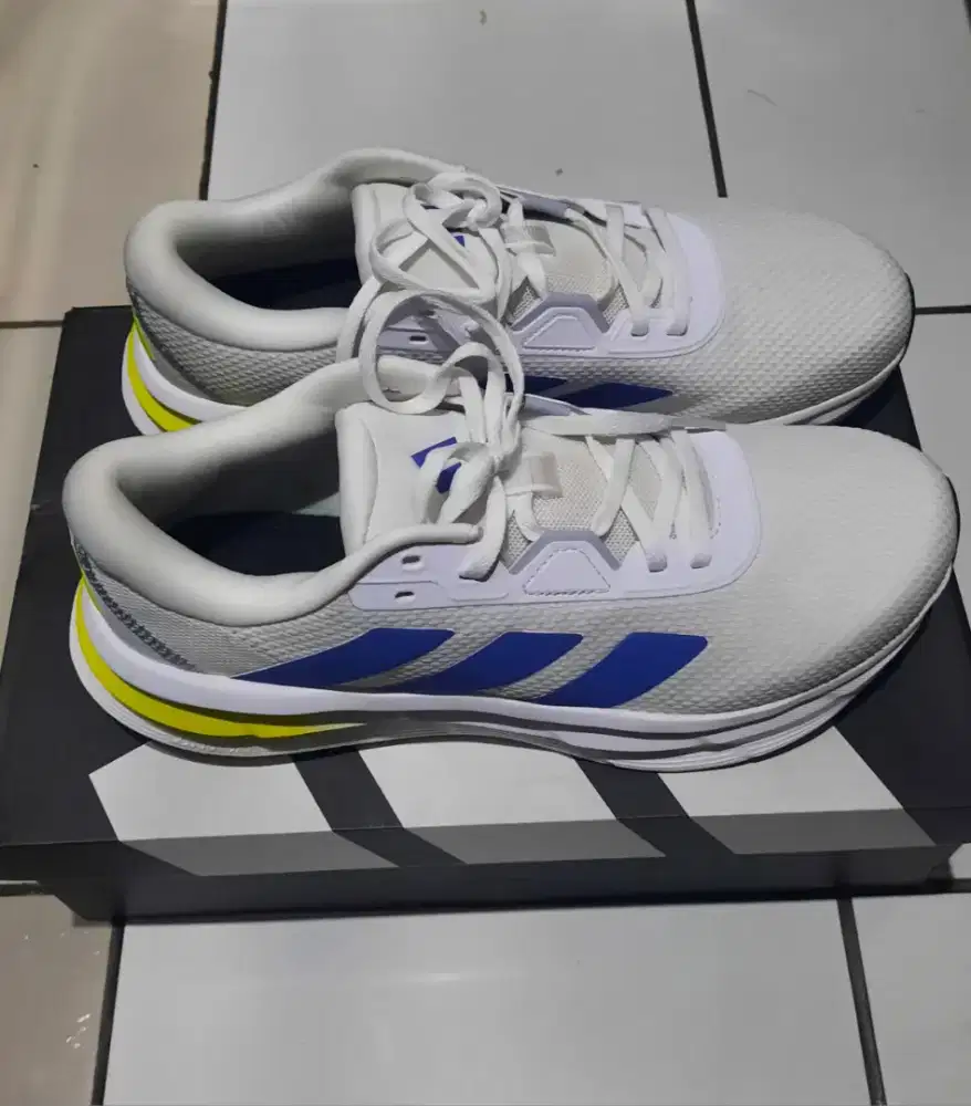 sepatu running Adidas