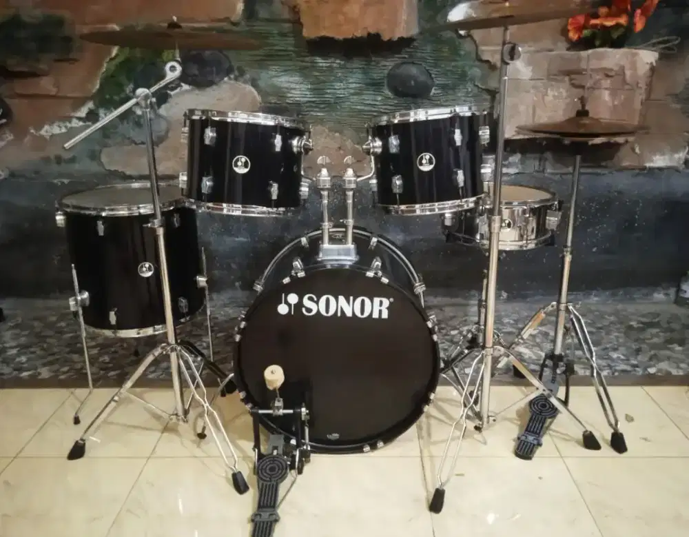 Drum Sonor 507 hitam, plus simbal