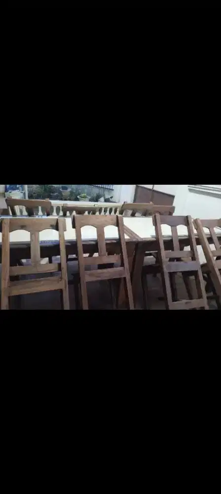 1 set meja dengan 2 kursi