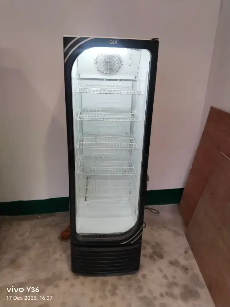 Di jual cepat showcase Gea oval jumbo 368L ex kafe