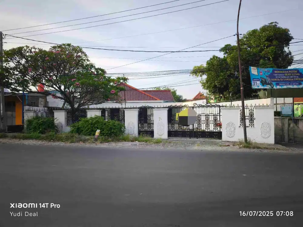Rumah Berhalaman Luas dekat pusat kota Cirebon Lokasi Pinggir Jalan Raya Cocok Buat Kantor