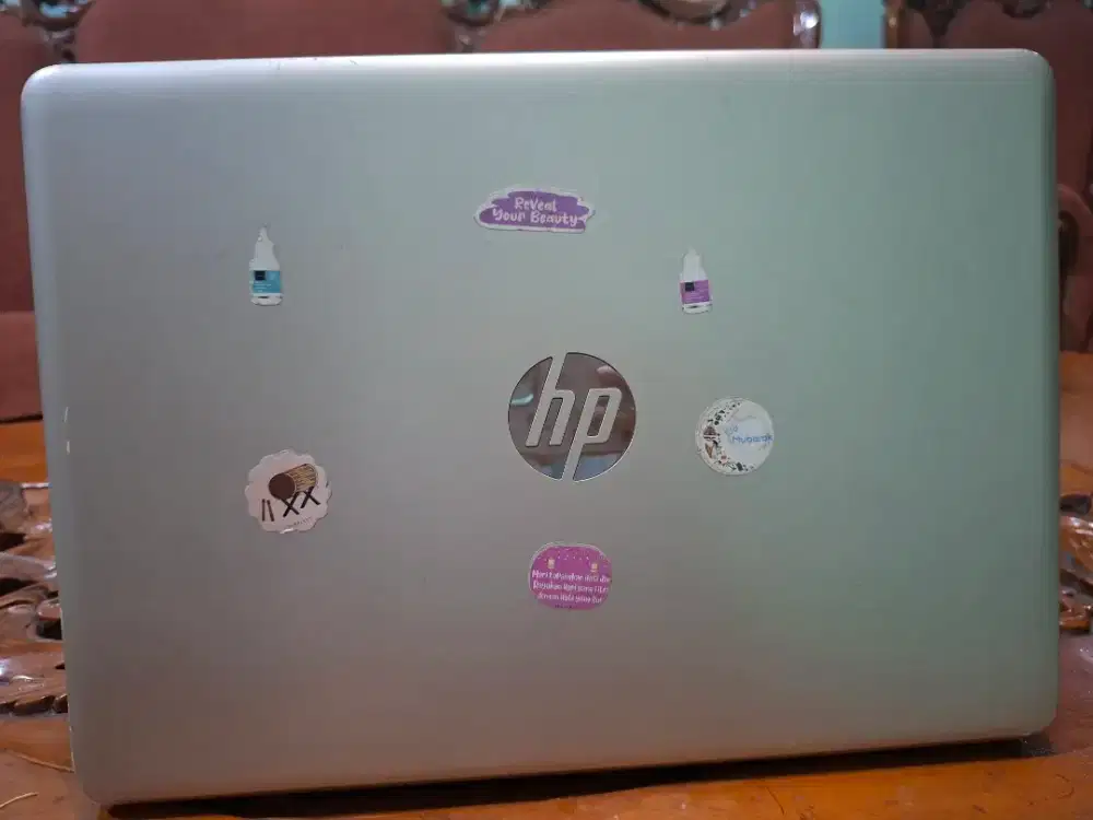 Laptop merk HP Ram 8gb SSD 256gb warna gold