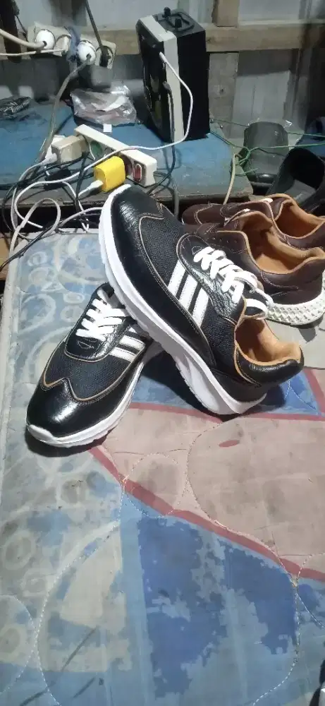 Sepatu kulit serat kayu