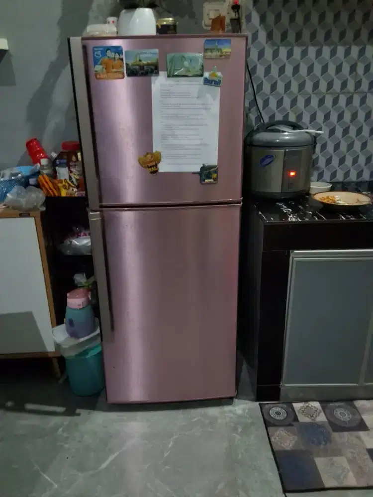 Kulkas sharp pintu atas bawah