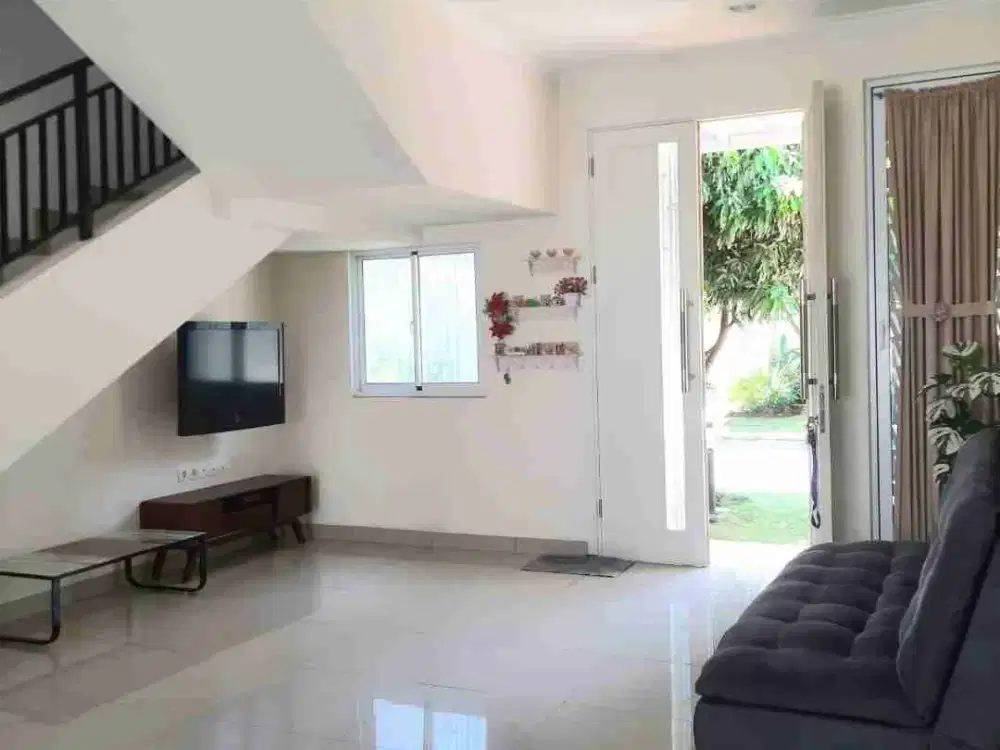 Rumah Amanda lebar 8 dengan  kamar tidur 2 semi furnished  gordyn, 2 lemari, 1 bed, 1 sofa abu, 1 lemari TV, 1 meja makan