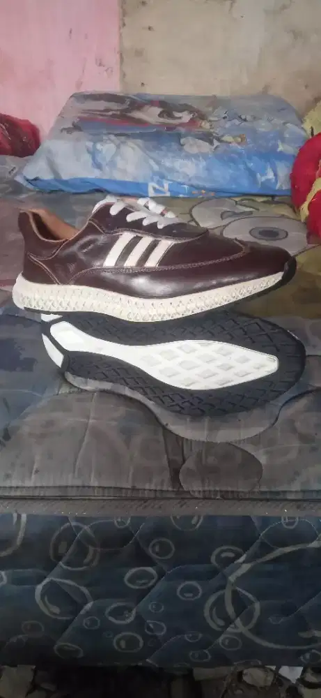Sepatu kulit kondisi baru
