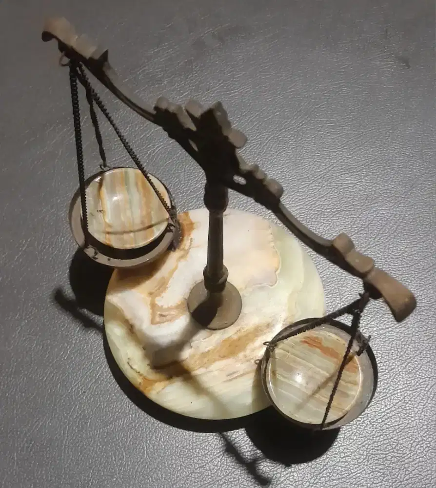 Timbangan pajangan batu