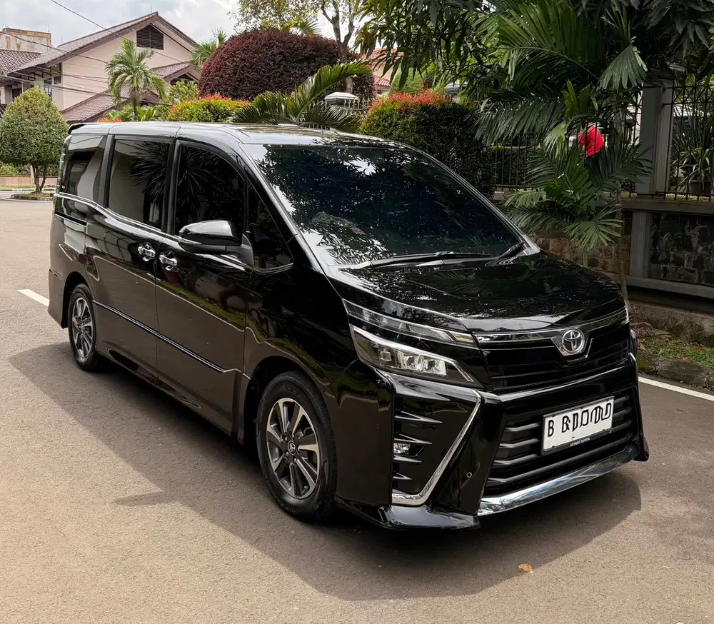 Toyota Voxy 2.0 AT 2018