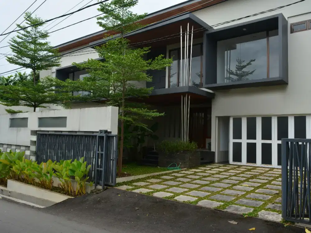 Rumah mewah dengan kolam renang di Gandaria