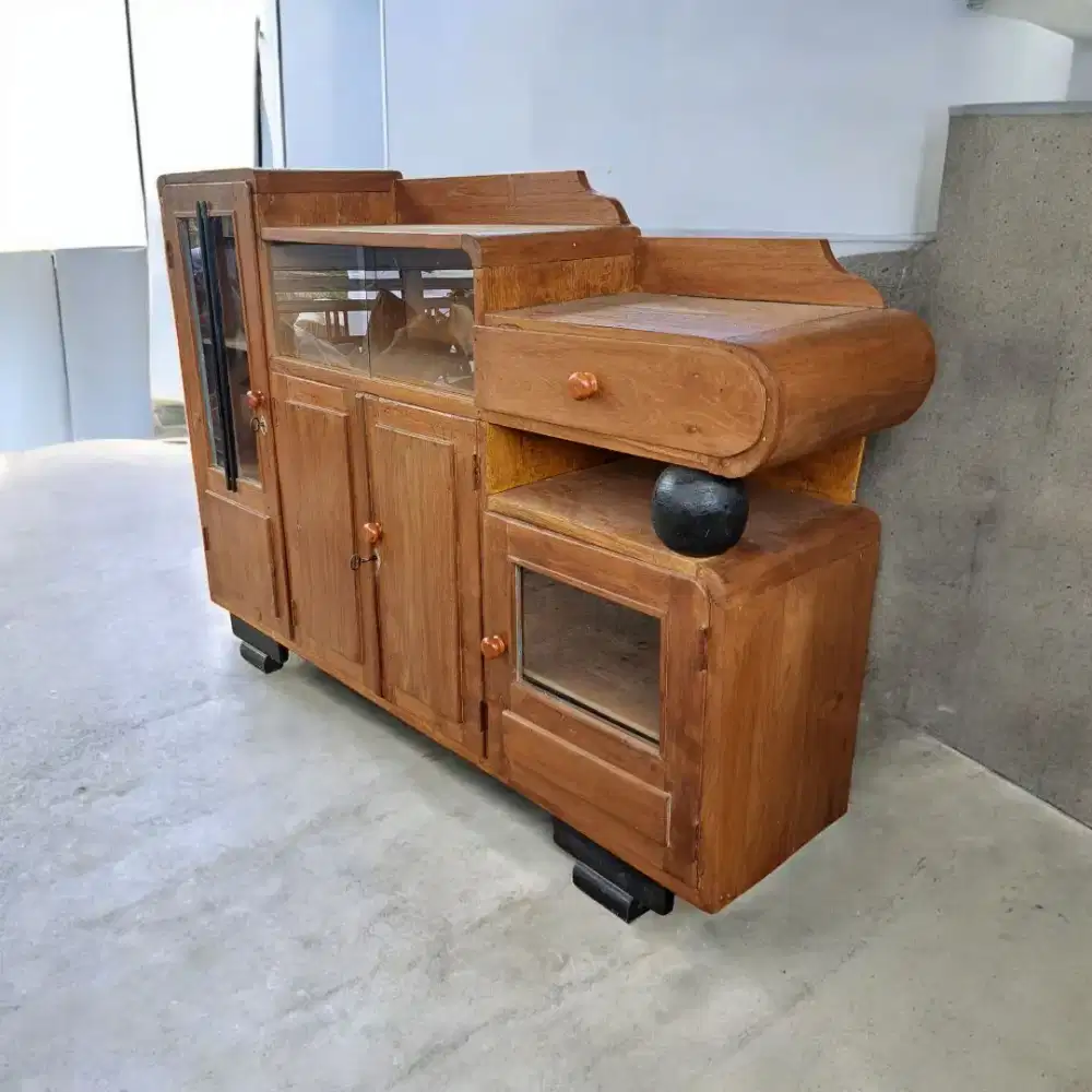 Buffet bola
jati tua
dimensi
P140cm T97cm L30cm