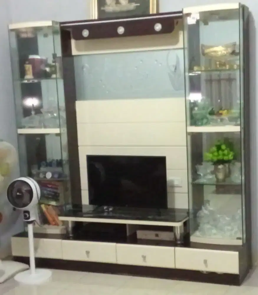 lemari tv hias.