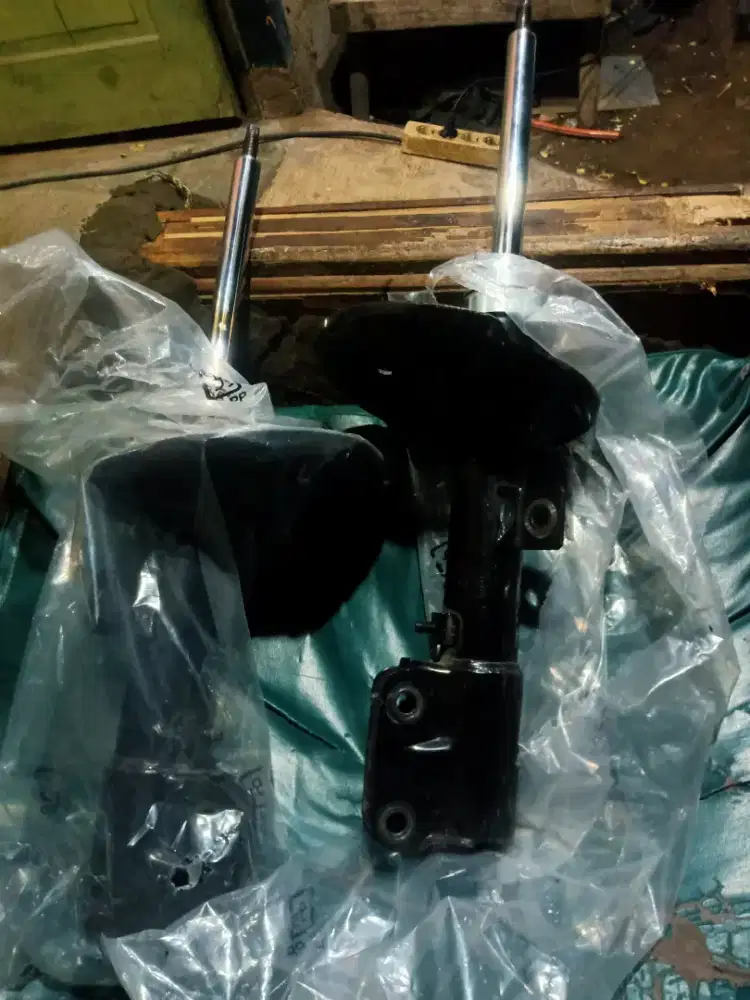 shock depan kyb mitsubishi grandis 99% new