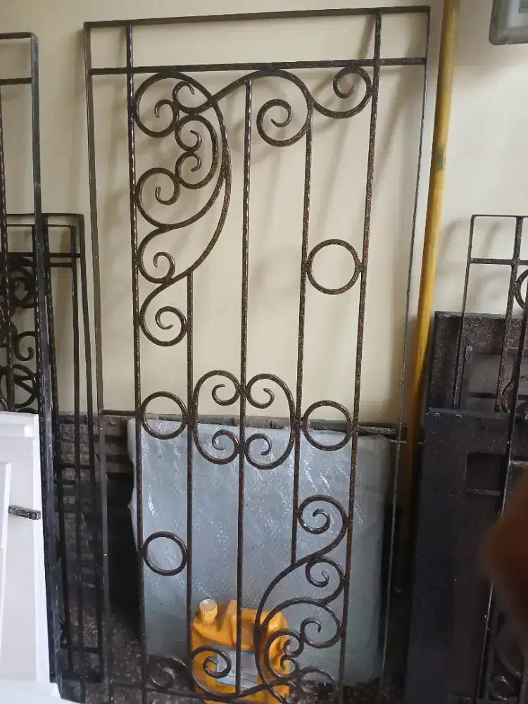 TRALIS JENDELA BEKAS BESI TEMPA ASLI