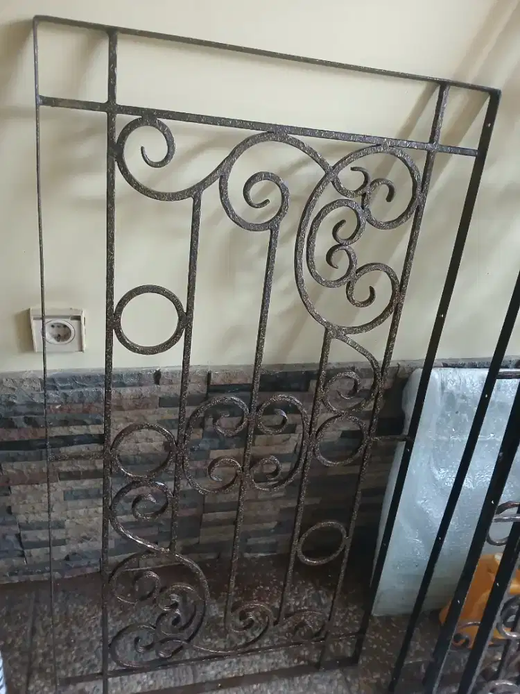 TRALIS JENDELA BEKAS BESI TEMPA ASLI